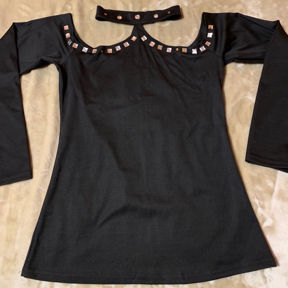 Cold shoulder studded collar top. Top. Size small.